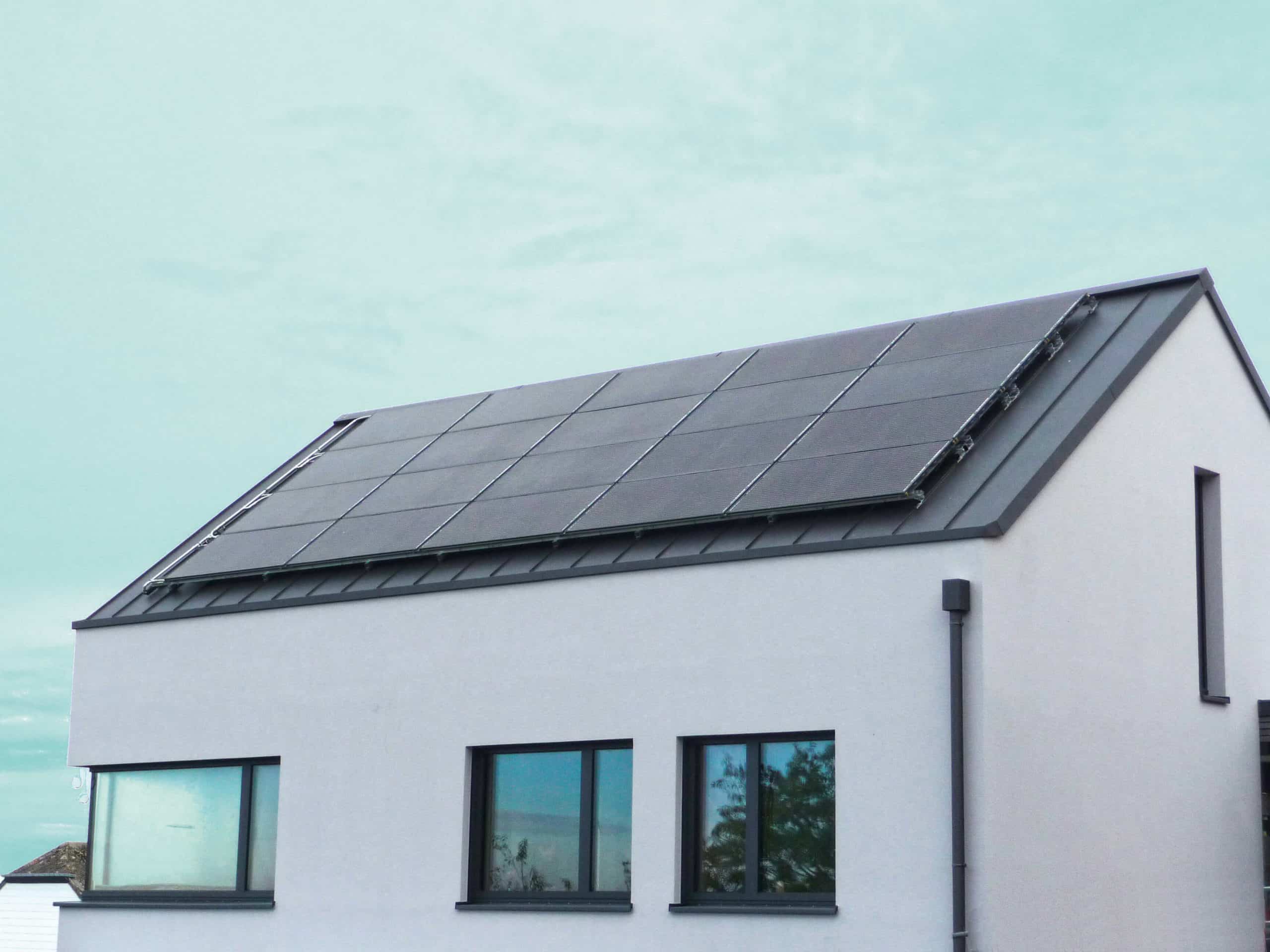 Duitsland-Zink-dak-PVT-panelen-gevel-wit-stuckwerk-02|Duitsland-Zink-dak-PVT-panelen-gevel-wit-stuckwerk-01|Triple Solar met zinkdak leidingwerk site