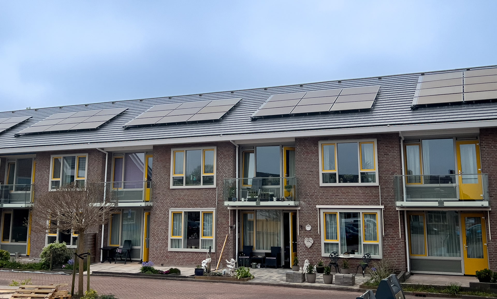 Woningcorporatie-renoveert-zorgvastgoed-woningen-met-44-PVT-warmtepompen- vooraanzicht-woningen|Woningcorporatie-renoveert-zorgvastgoed-woningen-met-44-PVT-warmtepompen-stijgers|Woningcorporatie-renoveert-zorgvastgoed-woningen-met-44-PVT-warmtepompen-skids|Woningcorporatie-renoveert-zorgvastgoed-woningen-met-44-PVT-warmtepompen-dak|Woningcorporatie-renoveert-zorgvastgoed-woningen-met-44-PVT-warmtepompen- vooraanzicht-woningen|Woningcorporatie-renoveert-zorgvastgoed-woningen-met-44-PVT-warmtepompen- vooraanzicht-woningen2|obdam_dokterlohmanstraat_renovatie_