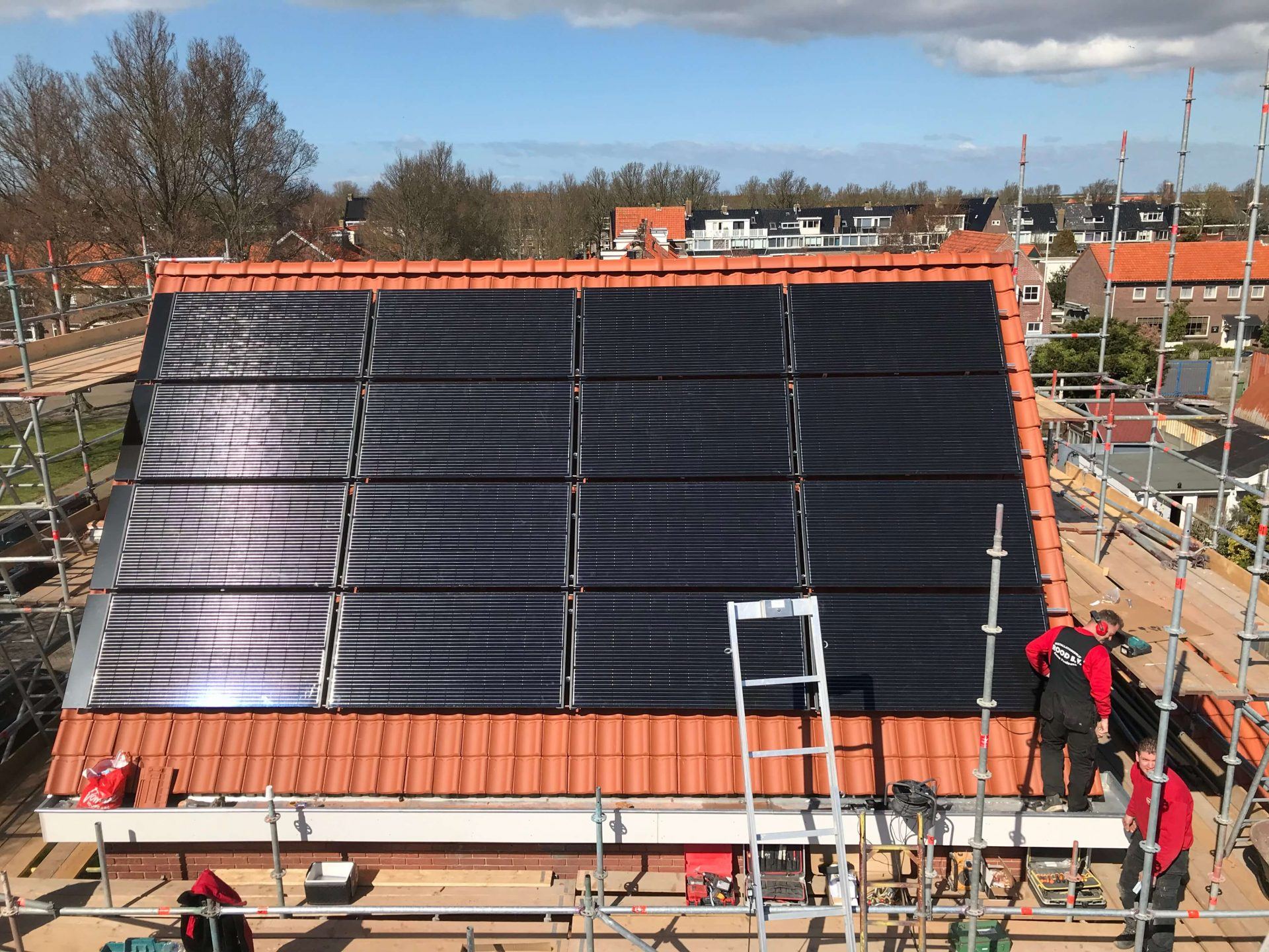 PVT-solar-anlage-Haus-Installateur-rot-Triple-Solar-Wärmepumpe-photovoltaik-01|PVT-solar-anlage-Haus-Installateur-rot-Triple-Solar-Wärmepumpe-photovoltaik-04|PVT-solar-anlage-Haus-Installateur-rot-Triple-Solar-Wärmepumpe-photovoltaik-03|PVT-solar-anlage-Haus-Installateur-rot-Triple-Solar-Wärmepumpe-photovoltaik-02