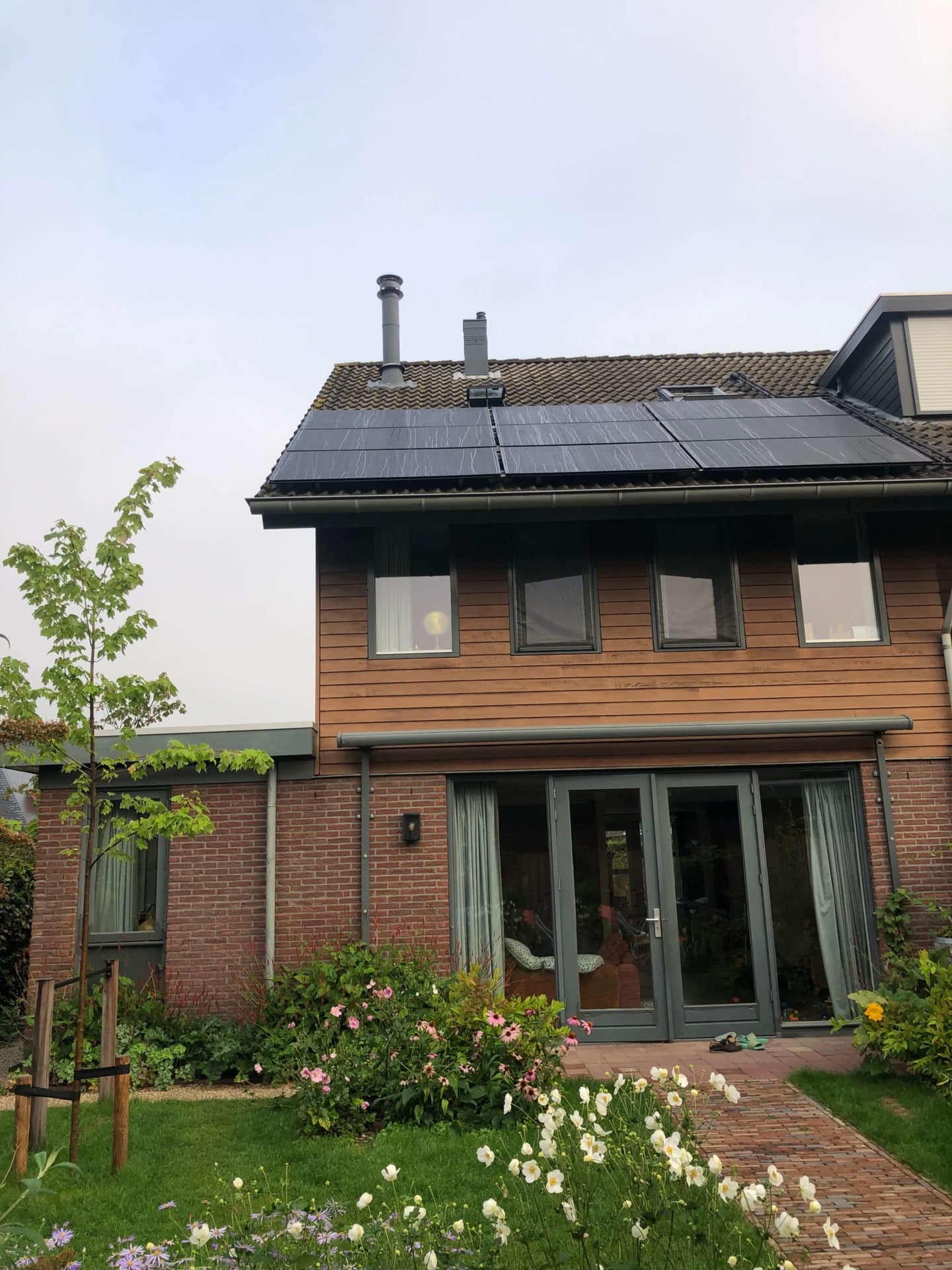 PVT-panelen-bron-water-water-warmtepomp-Triple-Solar-Arnhem-energy-bridge-achterkant-huis-01|||PVT-panelen-bron-water-water-warmtepomp-Triple-Solar-Arnhem-energy-bridge-schuin-dak-huis-03