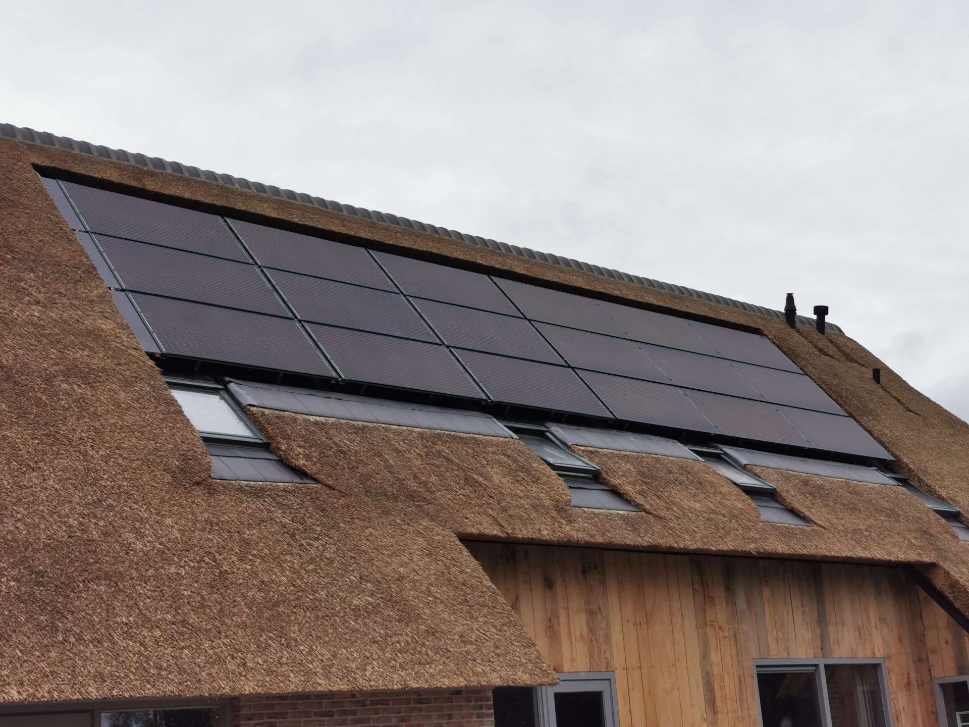 house with PVT solar panels heatpump heat recovery system-02|installing-nibe-heatpump-with-Triple-Solar-pvt-solarpanels-as-source-cooling-airconditing-01-Nibe-Warmtepomp-Triple-Solar-koeling-koelmodule-verwarmen-koelen-met-pvt-zonnepanelen-panelen-01|house with PVT solar panels heatpump heat recovery system-04|cooling-with-triple-solar-pvt-solarpanels-01|house with PVT solar panels heatpump heat recovery system-03||Zehnder-heat-recovery-system-on-attic-triple-solar