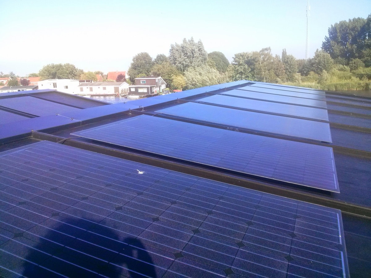 Triple Solar houseboat with sandwich panels with PV laminate|voorzijde-baarsma-Triple-Solar-woonboot-pvt-paneel-zonnepaneel-warmtepomppaneel-01|Triple-Solar-sandwichpanelen-plaatsen-woonboot-pvt-paneel-zonnepaneel-warmtepomppaneel-01|Sandwich-panelen-dak-zonder-roeven-pvt-paneel-zonnepaneel-warmtepomppaneel-01