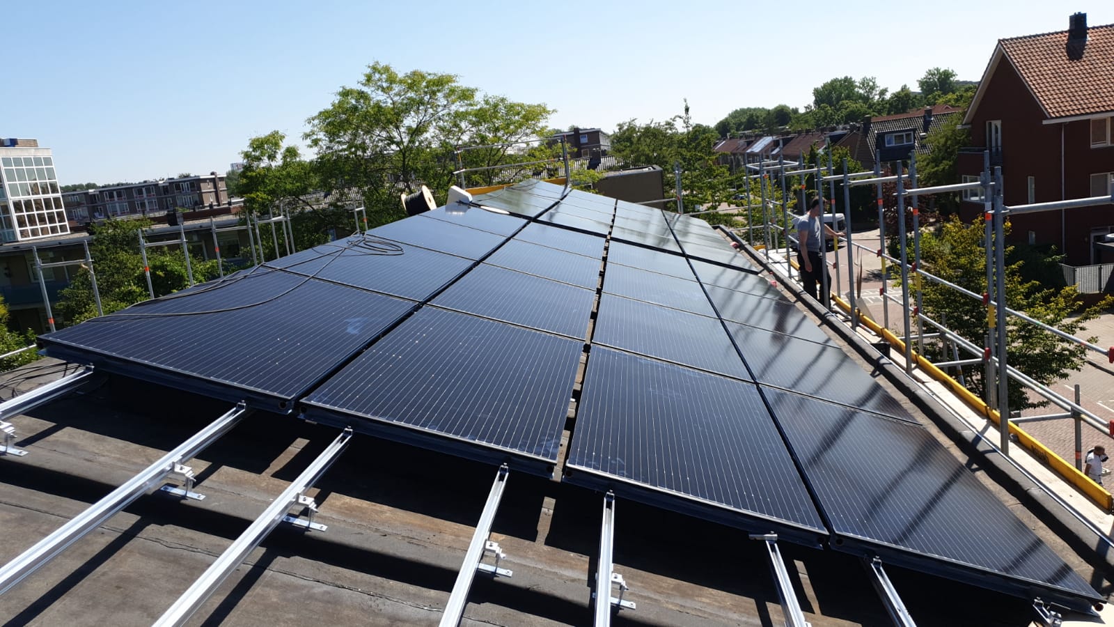 triple solar PVT warmtepomppaneel duurstedelaan utrecht 3|triple solar PVT warmtepomppaneel duurstedelaan utrecht 4|Foto dak met ontluchter