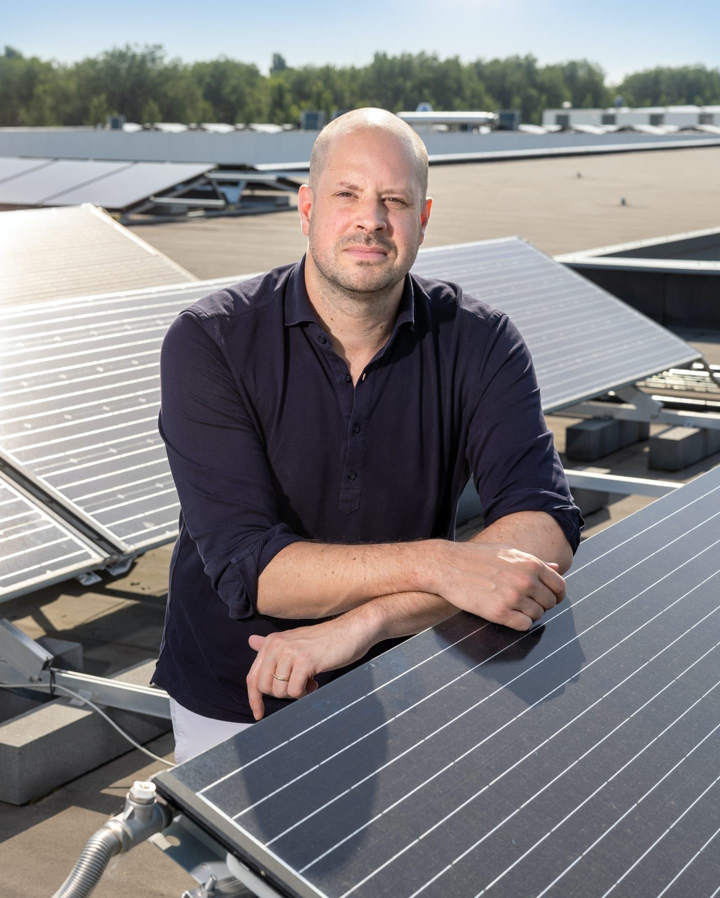 jorrit-lootsma-triple-solar-pvt-panelen-in-de-lift-bron-gawalo-02|