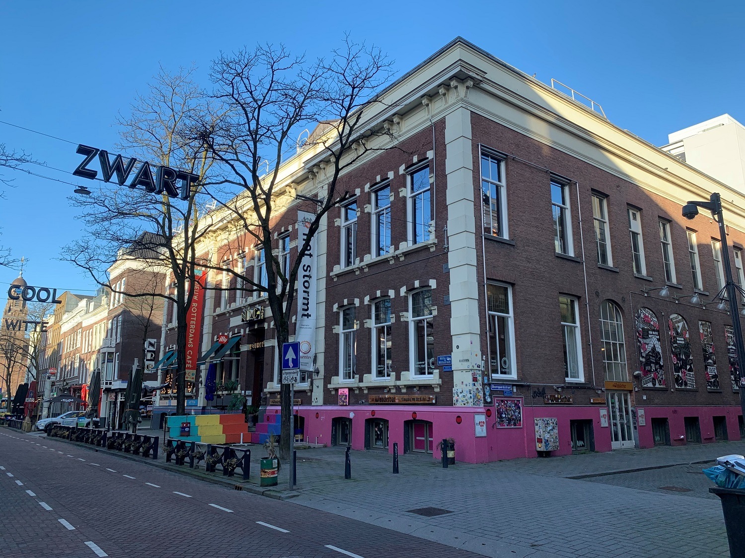 voorzijde NRC Rotterdam M|NRC-gebouw-PVT-paneel-stille-bron-warmtepomp-zonnepanelen-warmtepomppaneel-Triple-Solar-01.jpg|NRC panelen op sedum M