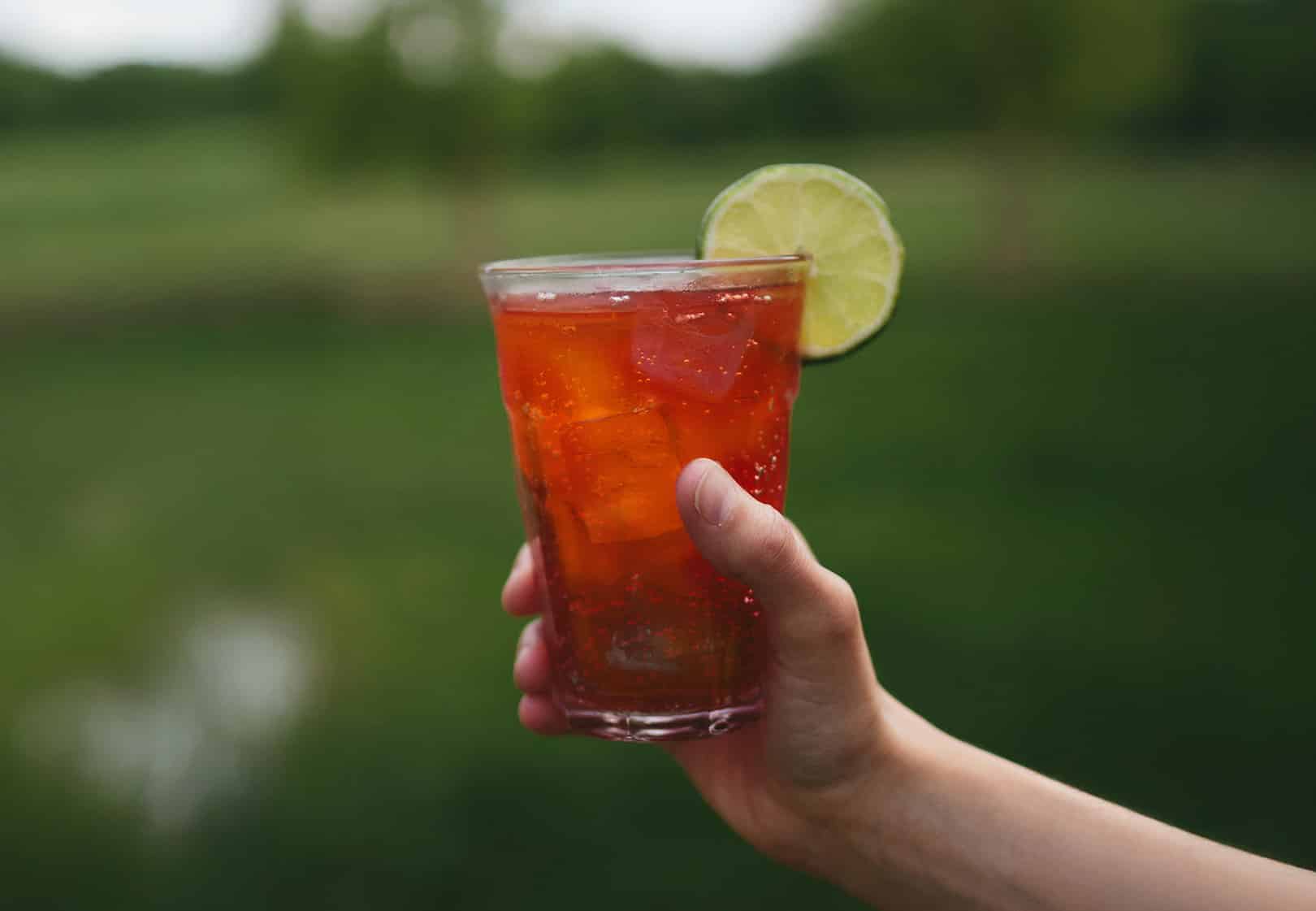 Glas met limonade en ijsklontjes