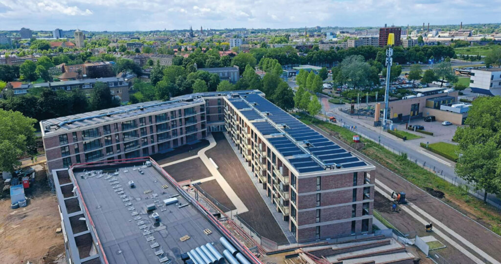 De Scheg wekt warmte en stroom op met 1.200 m² PVT-panelen.